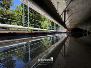 Echafaudage spécial avec reflet sur l'eau à Gérignoz