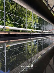 Echafaudage spécial avec reflet sur l'eau à Gérignoz
