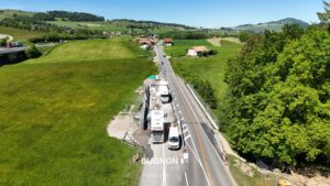 Route avec vue aérienne du pont de Gérignoz et village Marsens
