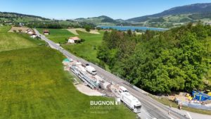 Route avec vue aérienne du pont de Gérignoz et lac de Gruyère