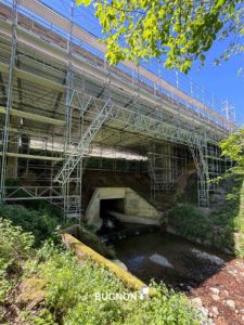 Sous le pont de Gérignoz avec construction d'échafaudage
