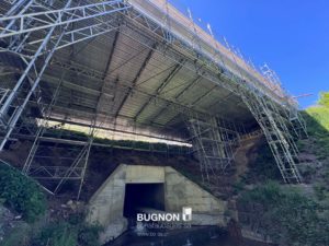 Sous le pont de Gérignoz avec construction d'échafaudage