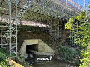 Sous le pont de Gérignoz avec construction d'échafaudage