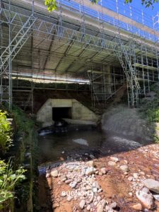 Sous le pont de Gérignoz et vue sur son ruisseau, Bugnon