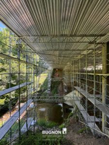 Vue sous le pont de Gérignoz avec échafaudage et ouvrier