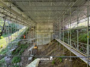 Vue sous le pont de Gérignoz avec échafaudage et ouvrier