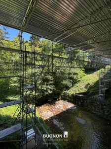 Vue sous le pont de Gérignoz avec échafaudage et ruisseau
