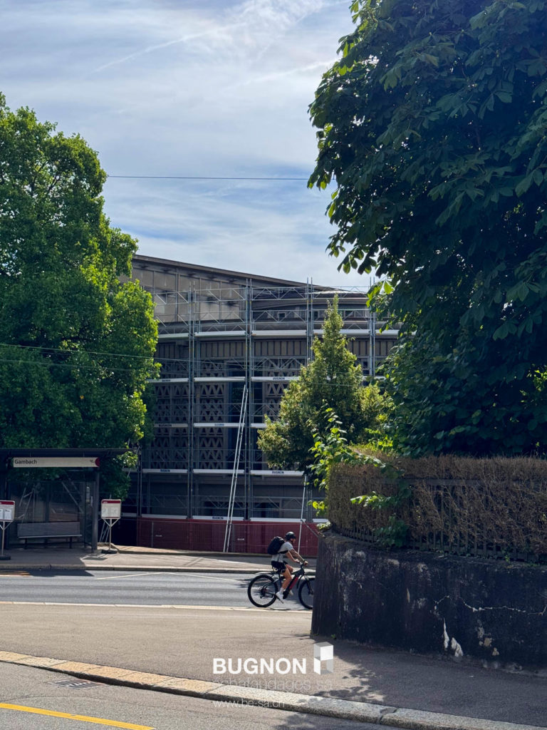 L'Aula Magna avec vue sur l'arrêt de bus et d'un cycliste