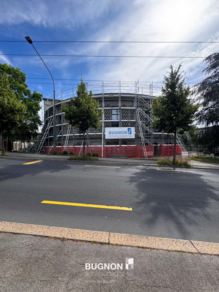 L'Aula et ses échafaudages avec vue sur le ciel bleu