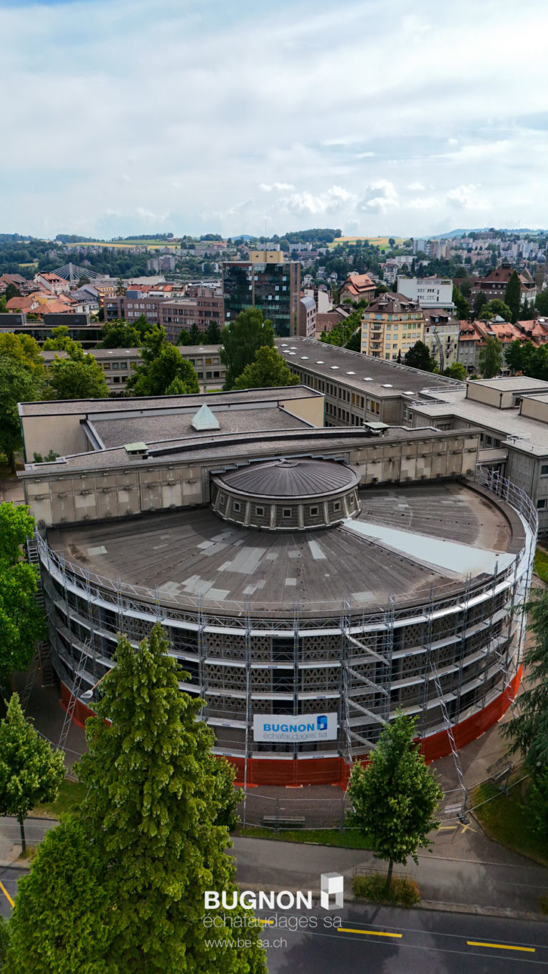 L'Aula Magna avec vue sur la ville de fribourg