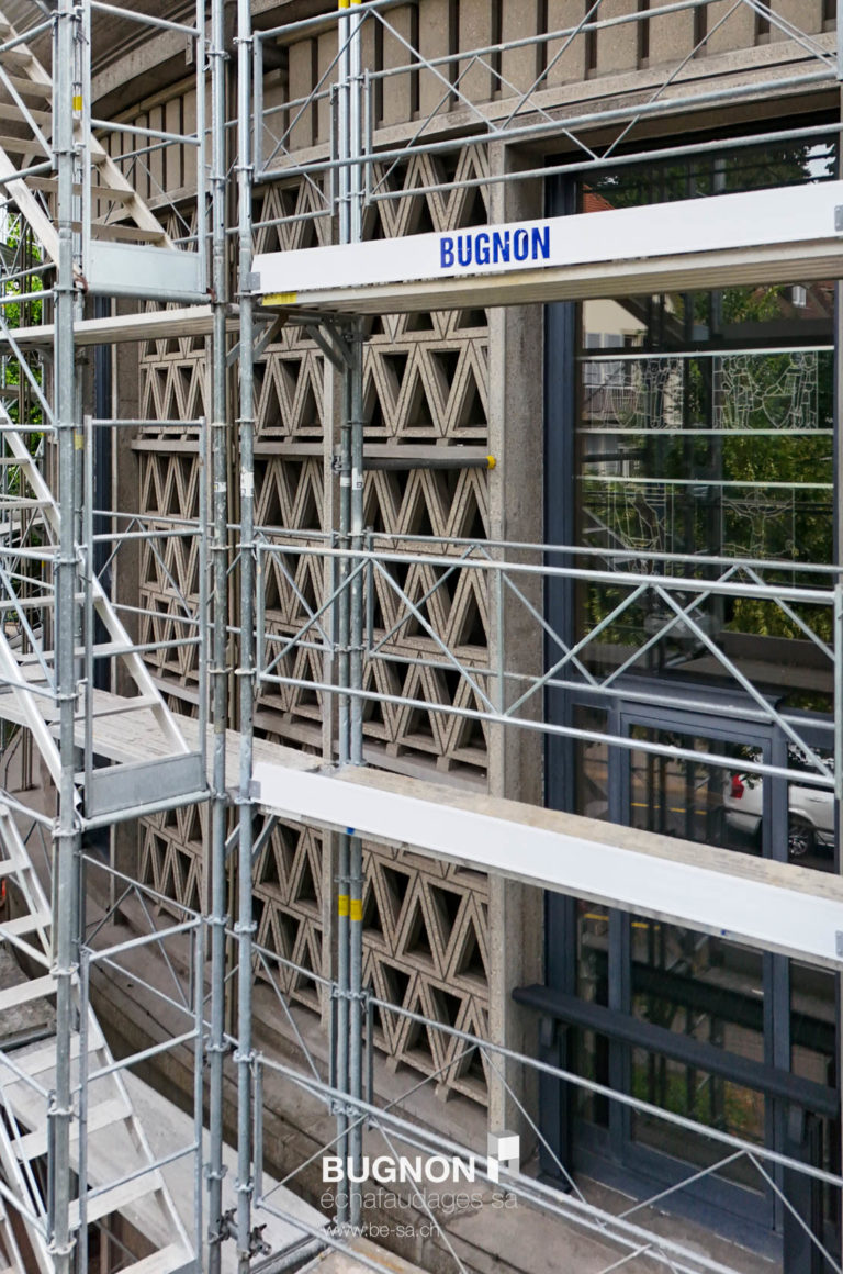 Bugnon et ses échafaudage sur les fenêtre des vitraux