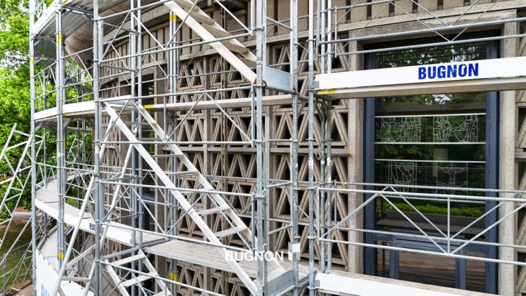 Bugnon et ses échafaudage sur les fenêtre des vitraux