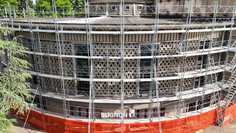 Bugnon et ses échafaudage sur l'Aula Magna