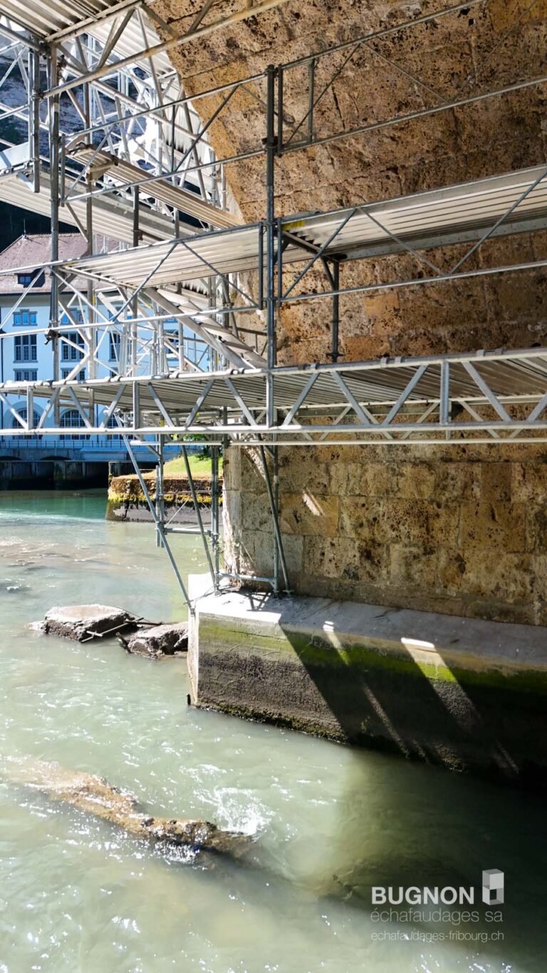 Construction avec échafaudage au bord de la Sarine