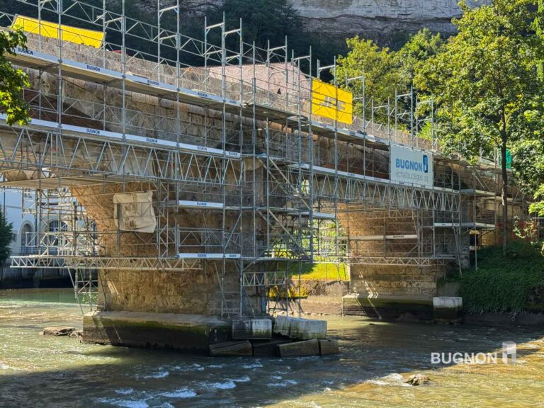 Structure d’échafaudage sur le pont du Milieu